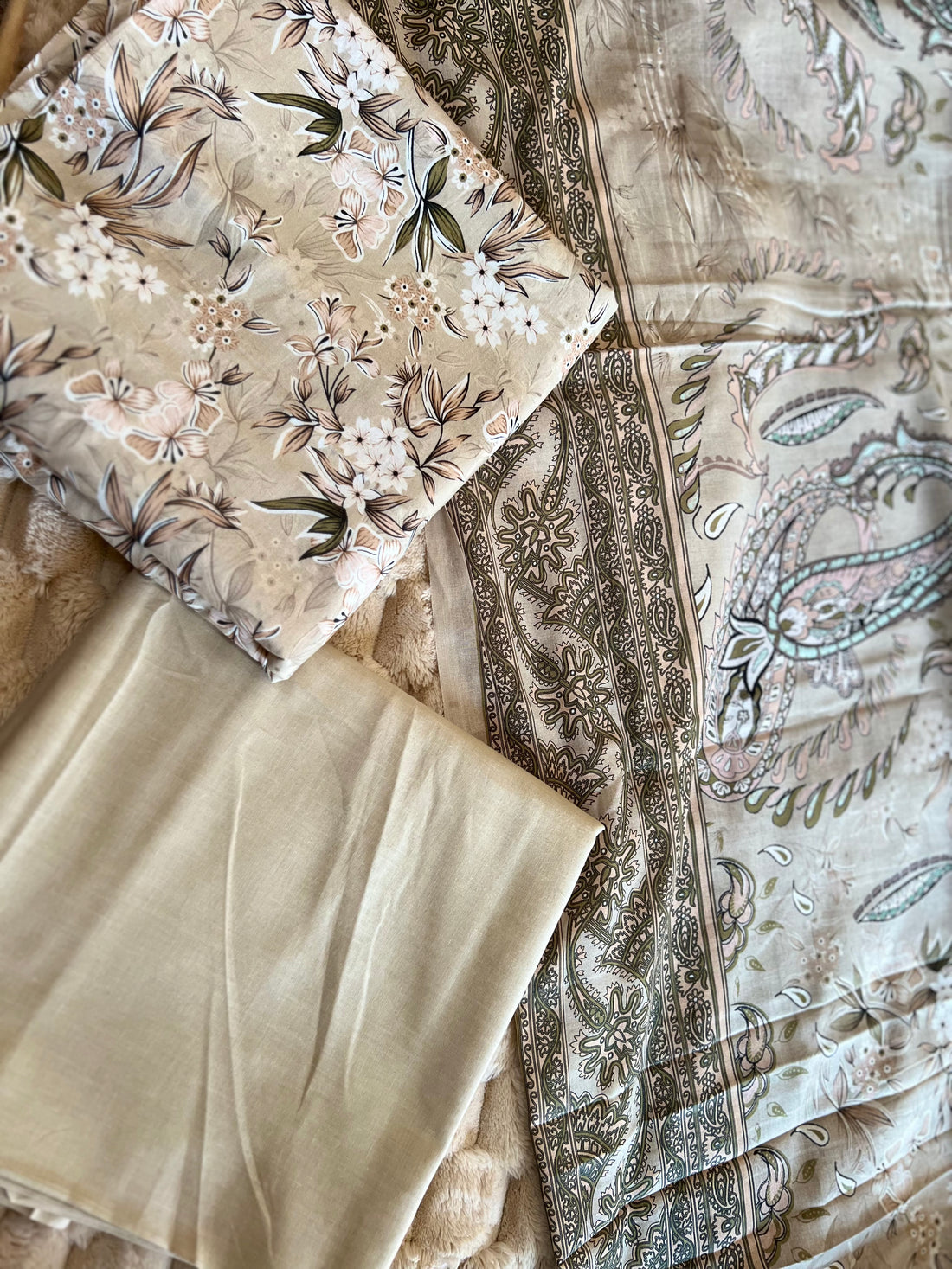 Beige Bloom – 3Pc Unstitched Printed Lawn Suit