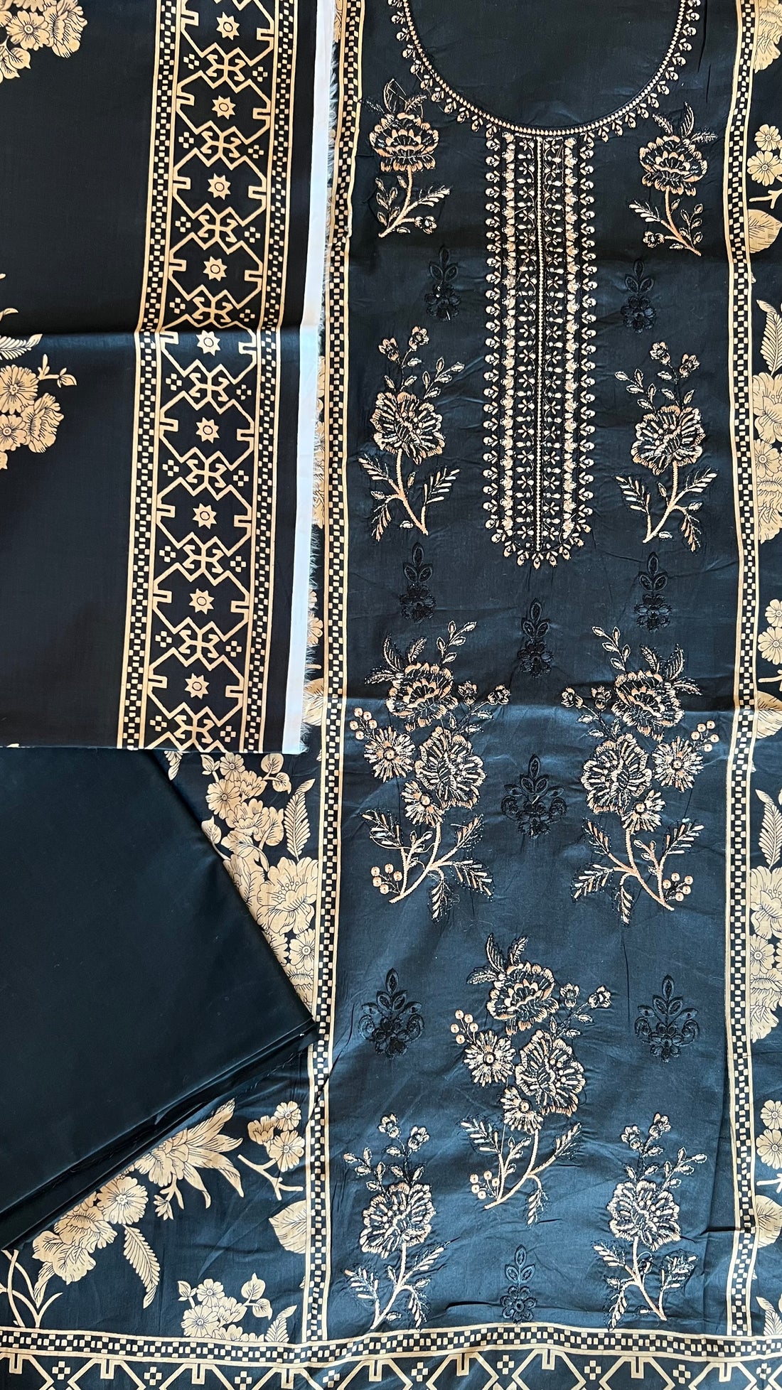 Black Beauty – Embroidered Neckline 3Pc Lawn Suit
